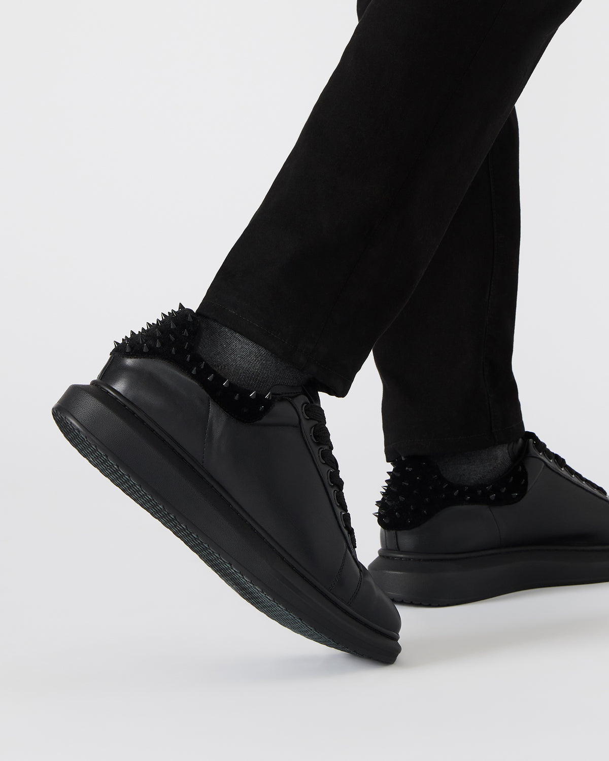 FROSTING Black Velvet Men's Low-Top Lace-Up Sneaker | Steve Madden