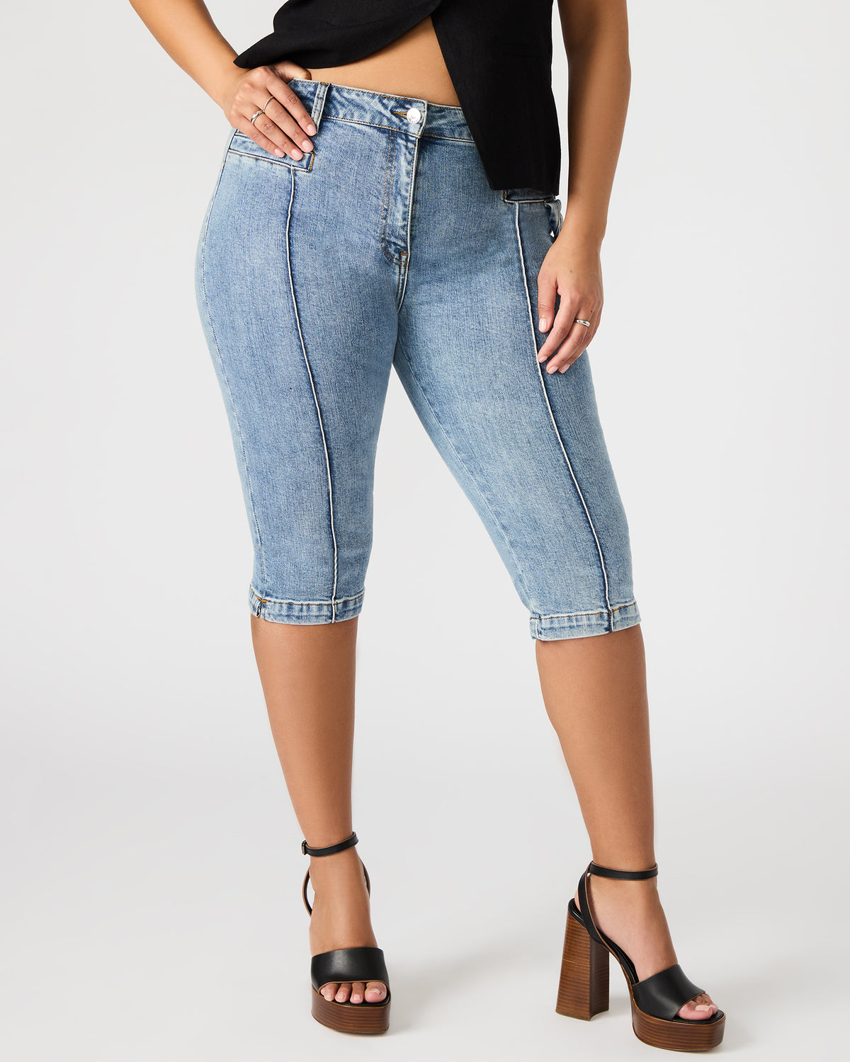 SKINNY DELRAY Denim Women's Fitted Capri Pants | Steve Madden