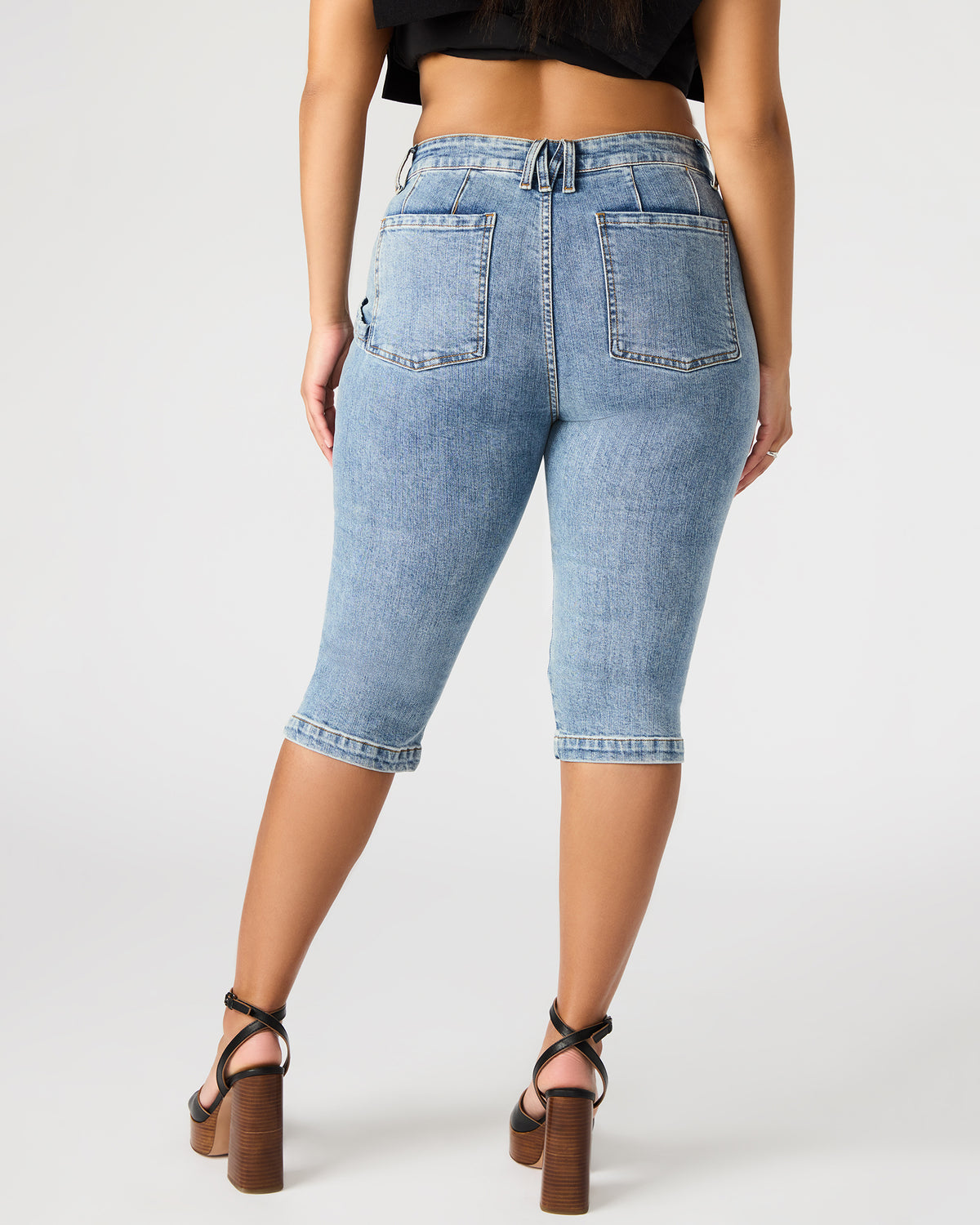 SKINNY DELRAY Denim Women's Fitted Capri Pants | Steve Madden